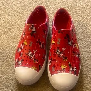 Native size 8 Minnie Mouse shoe